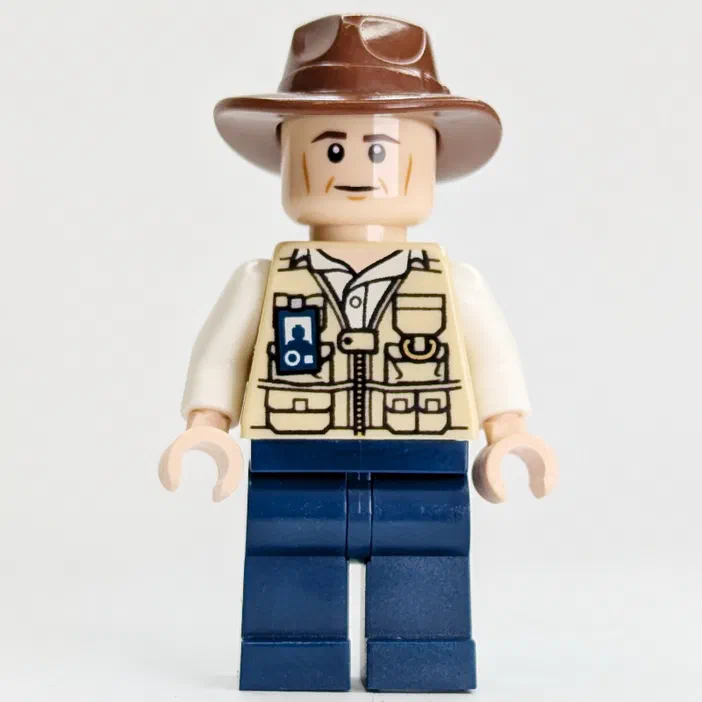 Minifigurine LEGO de Jurassic World, un vétérinaire portant une veste beige et un chapeau marron.