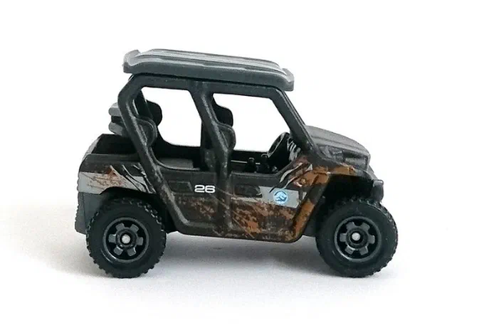 Petit modèle de Kawasaki Teryx4 LE en camouflage avec des traces d'usure et le numéro 26 sur la portière.
