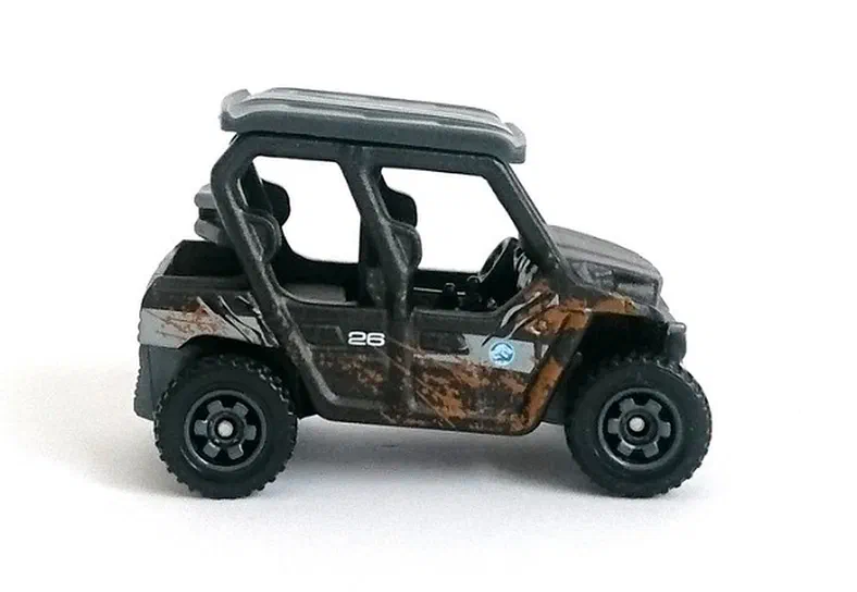Petit modèle de Kawasaki Teryx4 LE en camouflage avec des traces d'usure et le numéro 26 sur la portière.