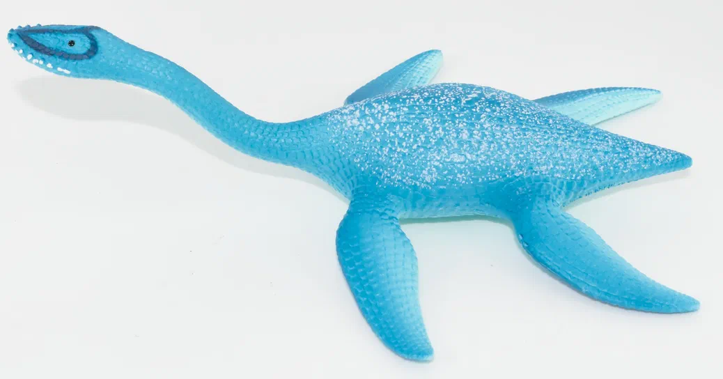 Un jouet bleu représentant un plesiosaure avec une longue cou et des nageoires.