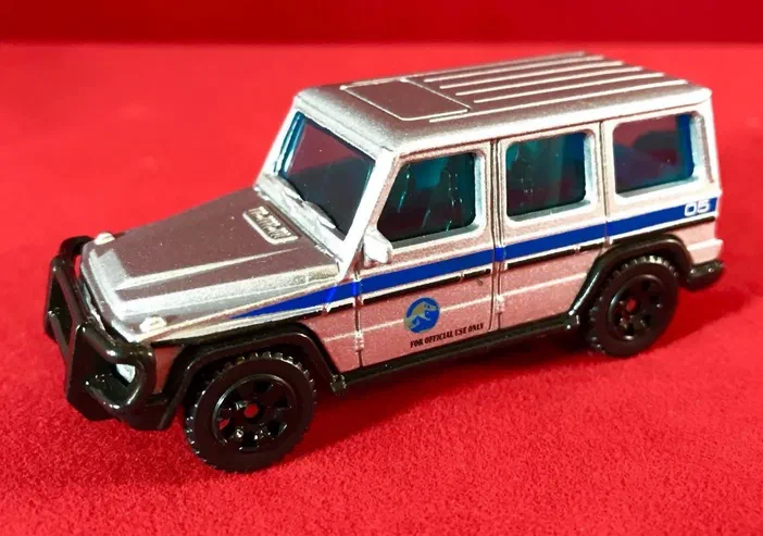 Voiture de collection Matchbox Mercedes-Benz G550 Island Transport Team sur fond rouge