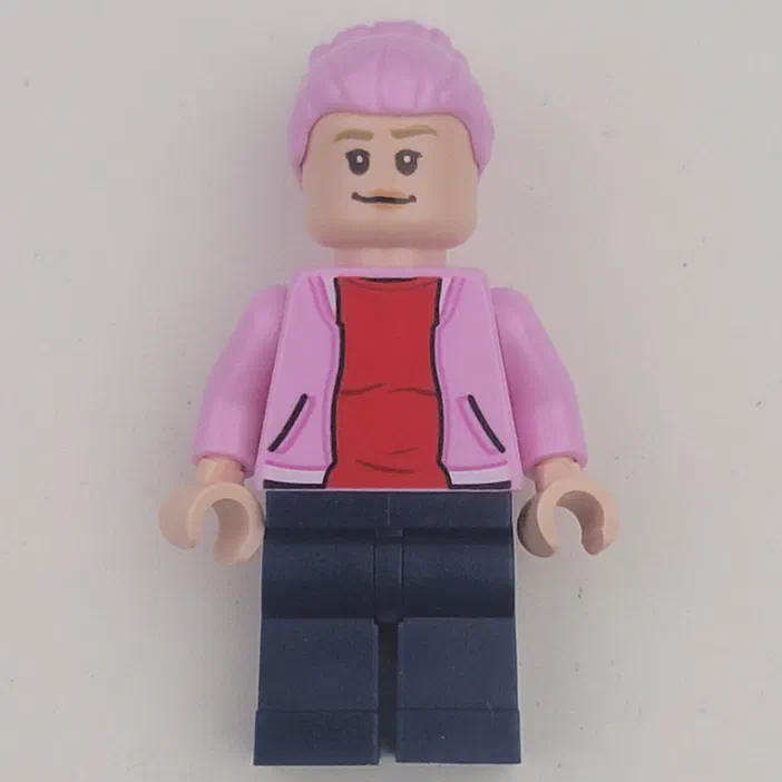 Minifigurine LEGO Brooklynn avec une coiffure rose, un gilet rose et un t-shirt rouge.