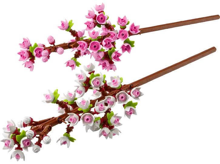 Deux branches de cerisier en fleurs LEGO, l'une avec des pétales roses et l'autre blancs.