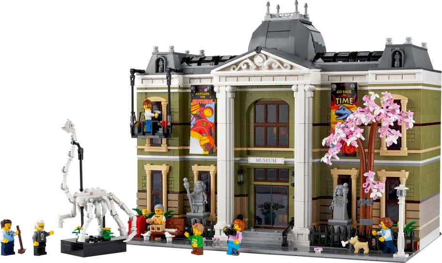 Le set de construction LEGO Natural History Museum, avec un squelette dinosaure à gauche et des personnages devant l'entrée principale.