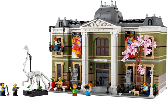 Le set de construction LEGO Natural History Museum, avec un squelette dinosaure à gauche et des personnages devant l'entrée principale.