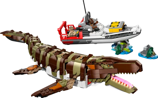 Un dinosaure en plastique de couleur marron et vert, avec une bouche ouverte montrant des dents blanches. À côté se trouve un bateau blanc et rouge contenant deux personnages humains.