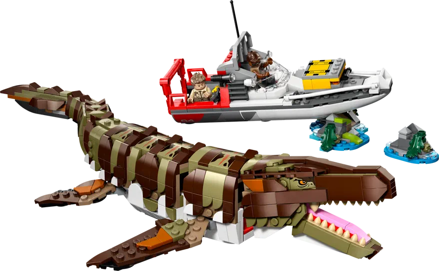 Un dinosaure en plastique de couleur marron et vert, avec une bouche ouverte montrant des dents blanches. À côté se trouve un bateau blanc et rouge contenant deux personnages humains.