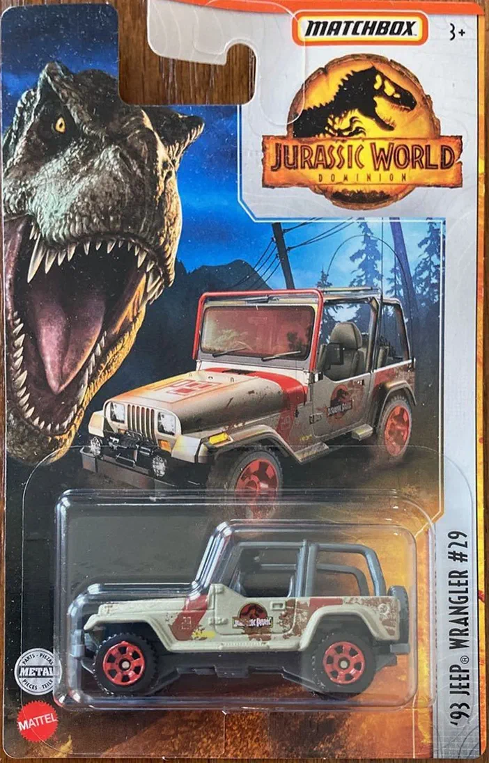 Voiture Matchbox '93 Jeep Wrangler #29 de Jurassic World Dominion dans son emballage avec un T-Rex en arrière-plan.