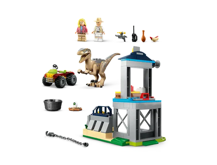 Ensemble de construction LEGO Jurassic World avec une tour d'observation grise et bleue, un dinosaure T-Rex beige, un quad rouge vert, deux personnages humains (un homme en chapeau et une femme aux cheveux blonds), divers accessoires comme des armes, des oiseaux, un seau noir, une chaîne métallique et un petit véhicule bleu.