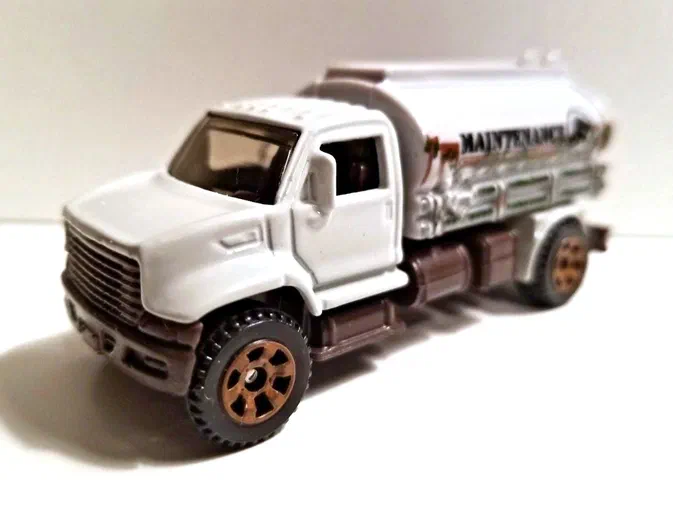 Puce Matchbox MBX Tanker blanche et marron avec un réservoir blanc marqué 'MAINTENANCE'.