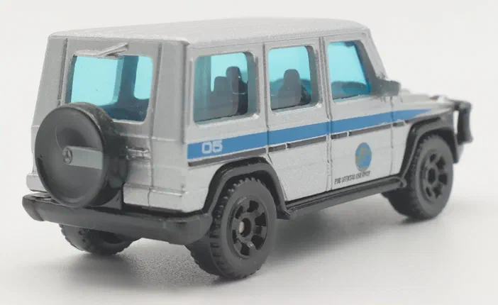 Jouet Matchbox d'une voiture de police blanche et bleue avec le numéro 06 sur la portière.