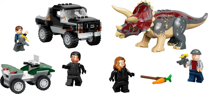 Ensemble de pièces LEGO Jurassic World incluant un Triceratops, une camionnette noire et des personnages.