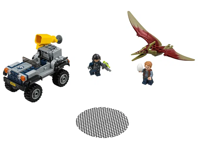 Ensemble de construction LEGO Jurassic World avec un véhicule tout-terrain gris et bleu, deux minifigurines (une tenant une arme verte, l'autre un œuf blanc), un Pteranodon rouge et beige en vol, et une grille noire au sol.