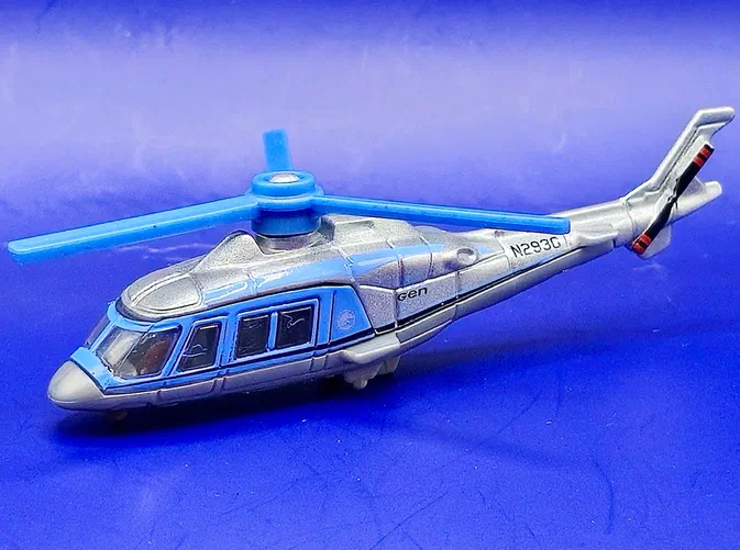 Hélicoptère de jouet Matchbox InGen AW109 argent avec rotor bleu sur fond violet