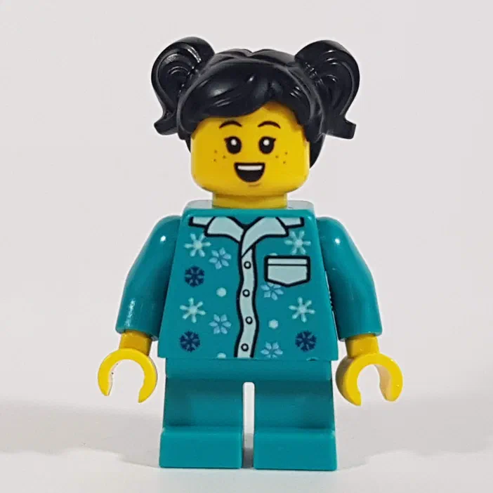 Minifigurine LEGO avec des cheveux noirs en deux chignons, portant un pyjama bleu turquoise orné de flocons et d'écussons blancs.