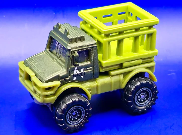 Unimog vert Matchbox avec benne jaune sur fond bleu