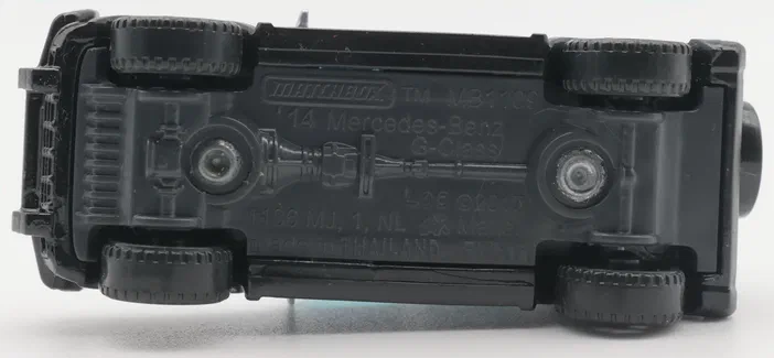 Véhicule de collection Matchbox noir vu du dessous avec des inscriptions sur le châssis