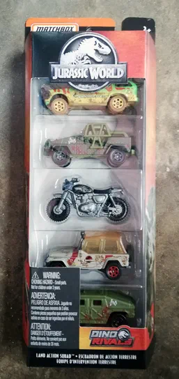Boîte de jouets Matchbox Jurassic World Land Action Squad contenant cinq véhicules : une Jeep, un quad InGen, une moto Triumph Scrambler, une Humvee et une Ford Explorer.