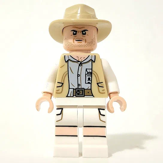Minifigurine LEGO d'Owen de Jurassic World, portant un chapeau beige et une veste avec des détails noirs.