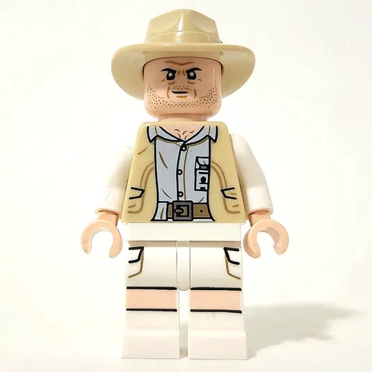 Minifigurine LEGO d'Owen de Jurassic World, portant un chapeau beige et une veste avec des détails noirs.