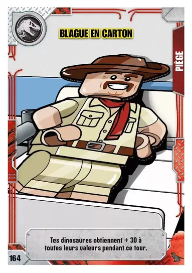 Carte de jeu LEGO Jurassic World : Blague en carton. Un minifigurine portant un chapeau et une chemise beige est assis dans un véhicule avec le texte 'Tes dinosaures obtiennent +30 à toutes leurs valeurs pendant ce tour.