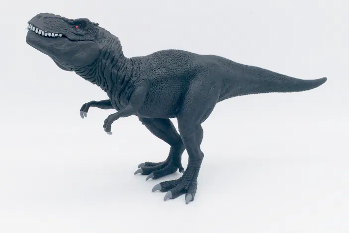 Figurine de dinosaure T-Rex noir sur fond blanc