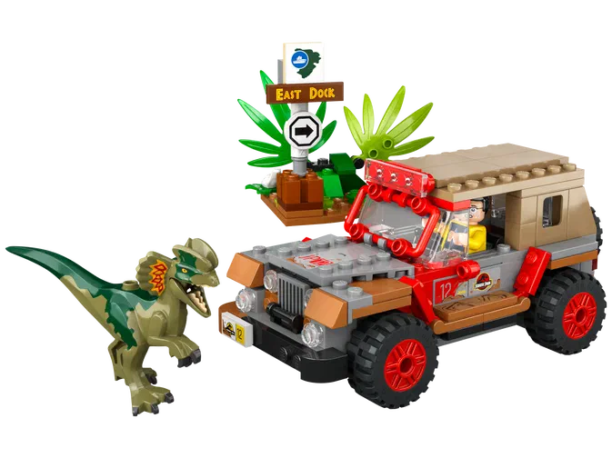 Un ensemble de construction LEGO Jurassic World montrant un véhicule tout-terrain rouge et beige, une créature ressemblant à un dinosaure vert et jaune, et des plantes avec un panneau indiquant 'East Dock'.