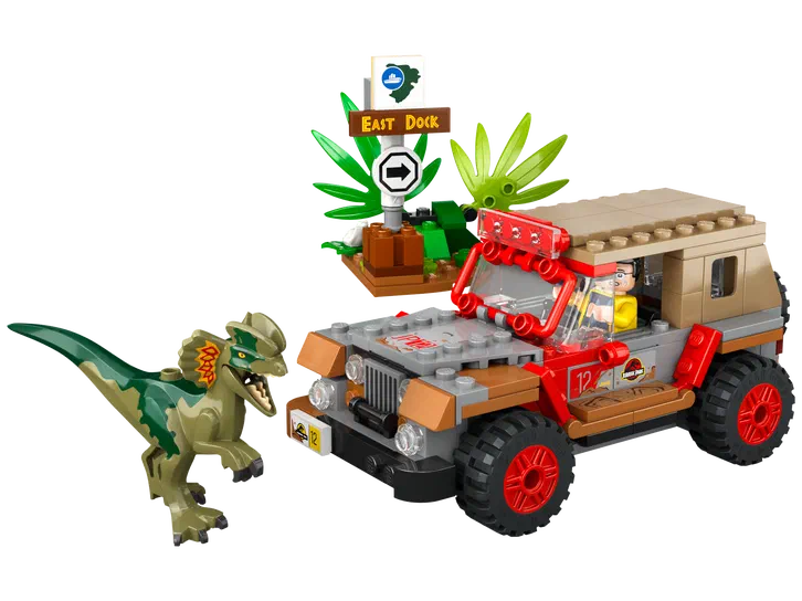 Un ensemble de construction LEGO Jurassic World montrant un véhicule tout-terrain rouge et beige, une créature ressemblant à un dinosaure vert et jaune, et des plantes avec un panneau indiquant 'East Dock'.