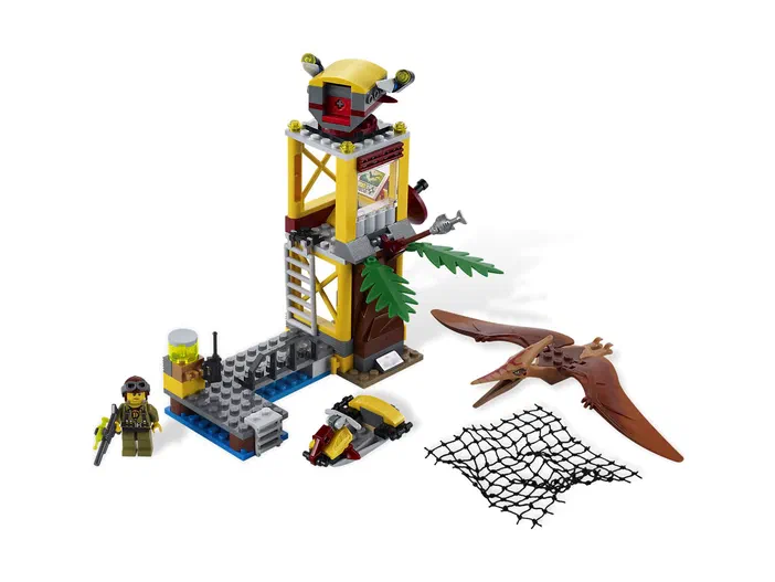 Ensemble de construction LEGO Dino Tower Takedown avec une tour jaune et grise, un minifigurine armé, un pterodactyle en plastique, un filet noir et un véhicule jaune.