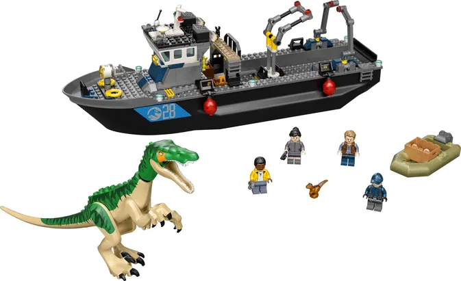 Un ensemble de construction LEGO Jurassic World montrant un bateau noir, un dinosaure Baryonyx vert et beige, quatre figurines minifigurine et une petite embarcation avec des caisses.