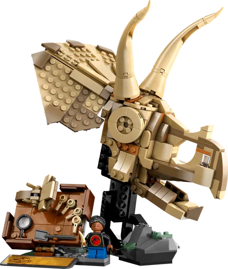 Un dinosaure Tricératops en briques LEGO beige, avec un personnage et une valise à côté.