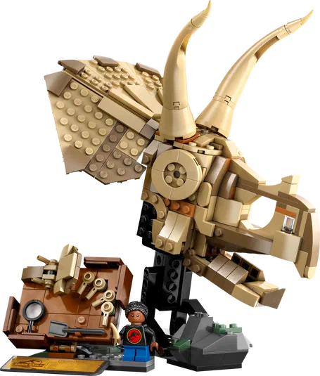 Un dinosaure Tricératops en briques LEGO beige, avec un personnage et une valise à côté.