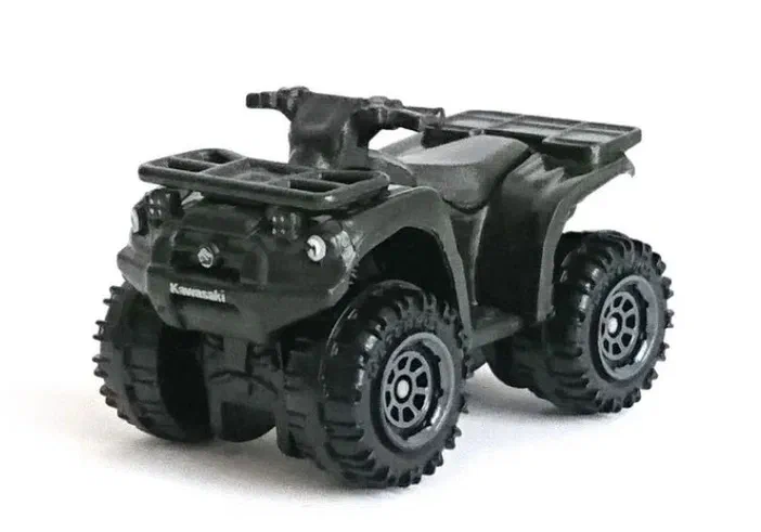 Véhicule de collection Matchbox Kawasaki Brute Force 750 noir avec des pneus larges et une plaque d'immatriculation argentée.