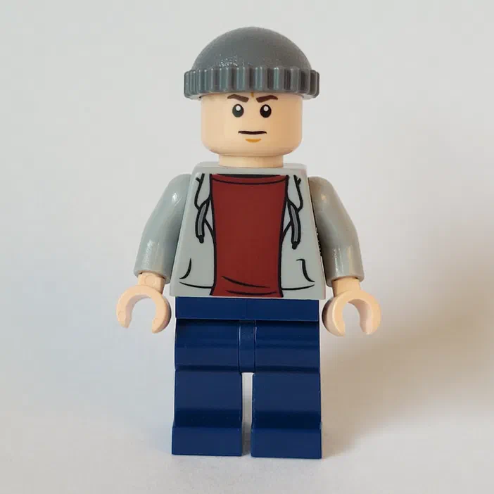 Minifigurine LEGO de garde du jeu Jurassic World, portant un bonnet gris et une veste grise.